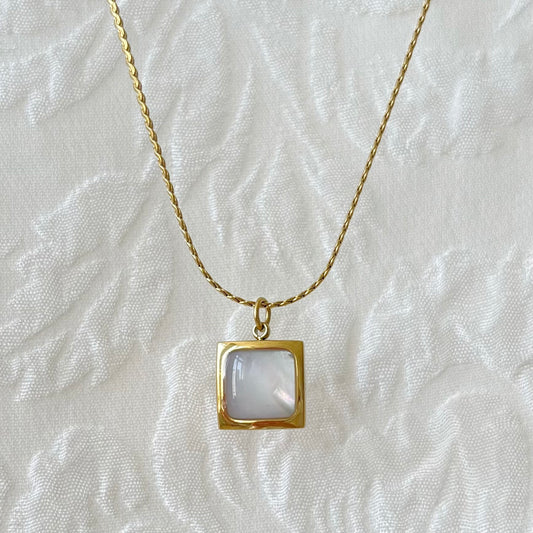 Mother of Pearl Pendant Necklace